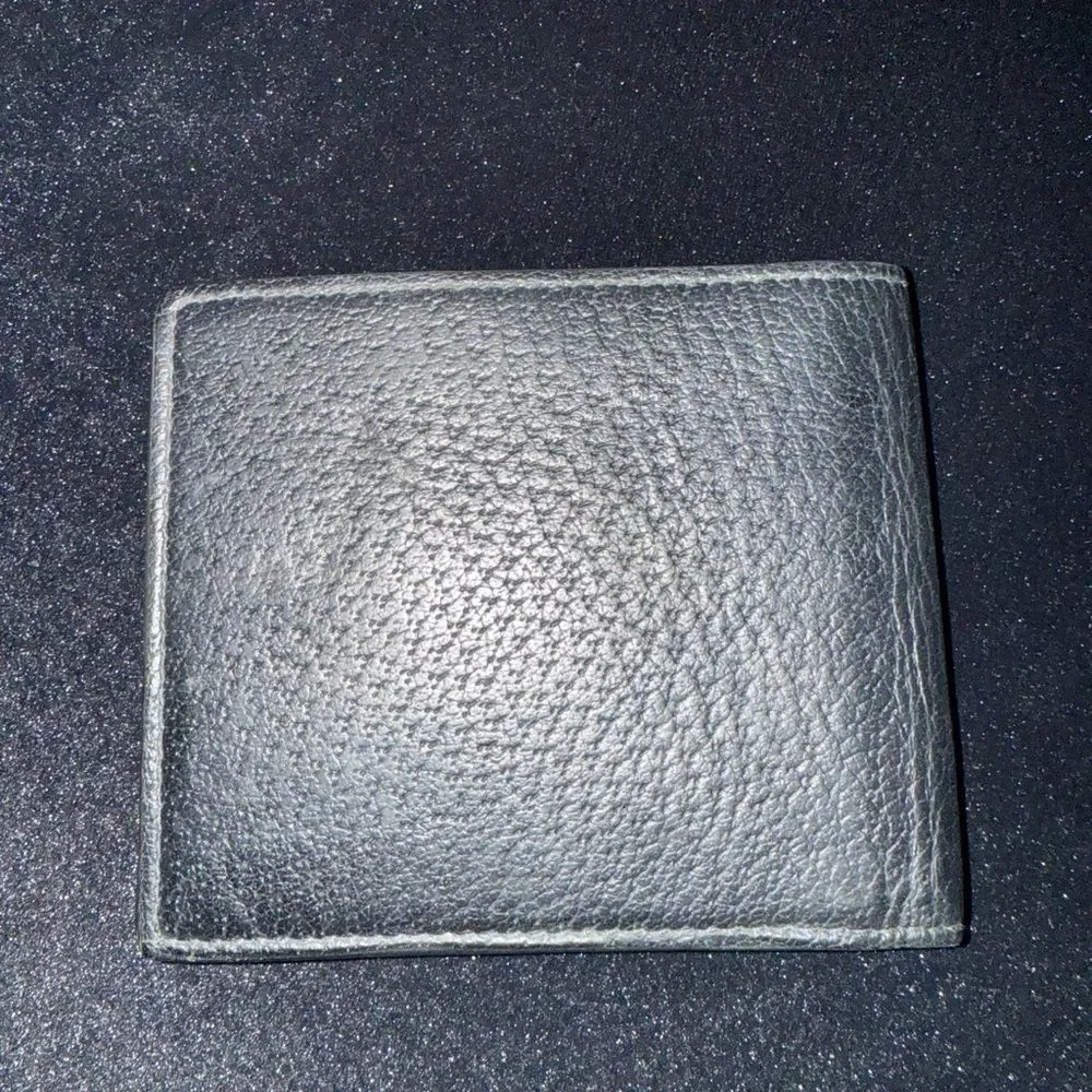 Brand new men’s Gucci Black Leather Wallet with Gold Bee Accent comes with box